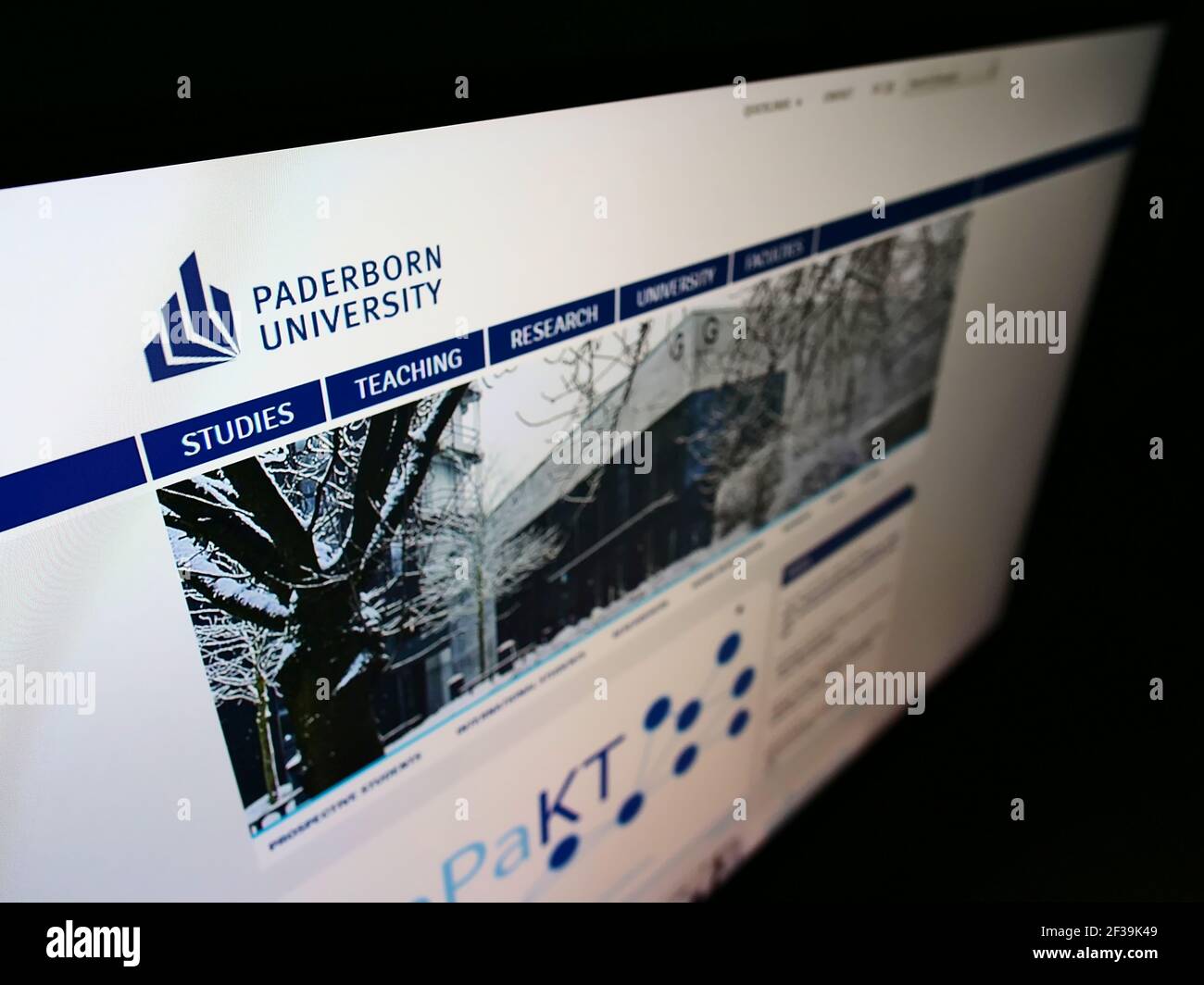 Hochwinkelansicht der Website mit Logo der deutschen Universität Paderborn auf dem Monitor. Konzentrieren Sie sich oben links auf dem Bildschirm. Nicht modifiziertes Foto. Stockfoto