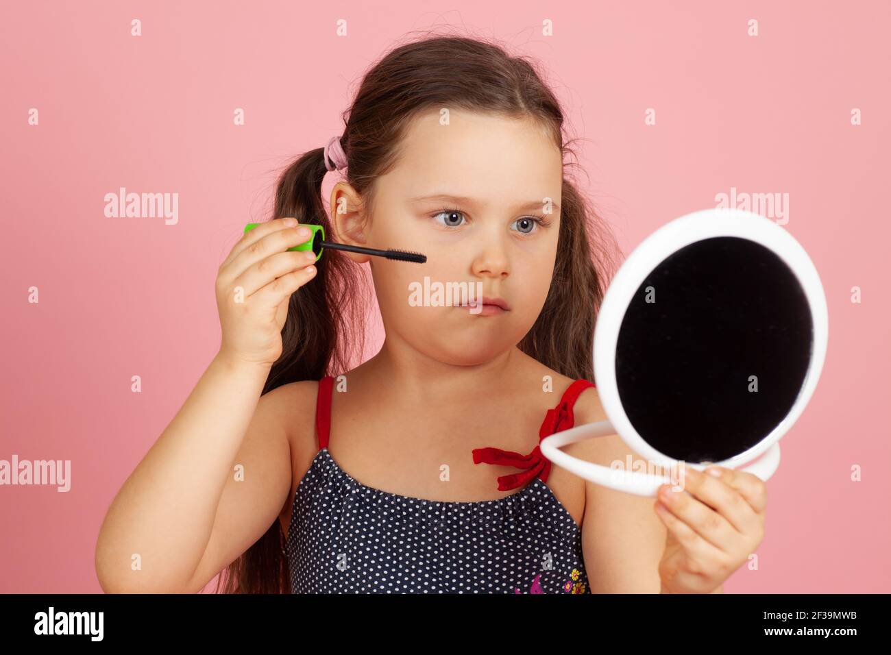 Mädchen wimpern -Fotos und -Bildmaterial in hoher Auflösung – Alamy
