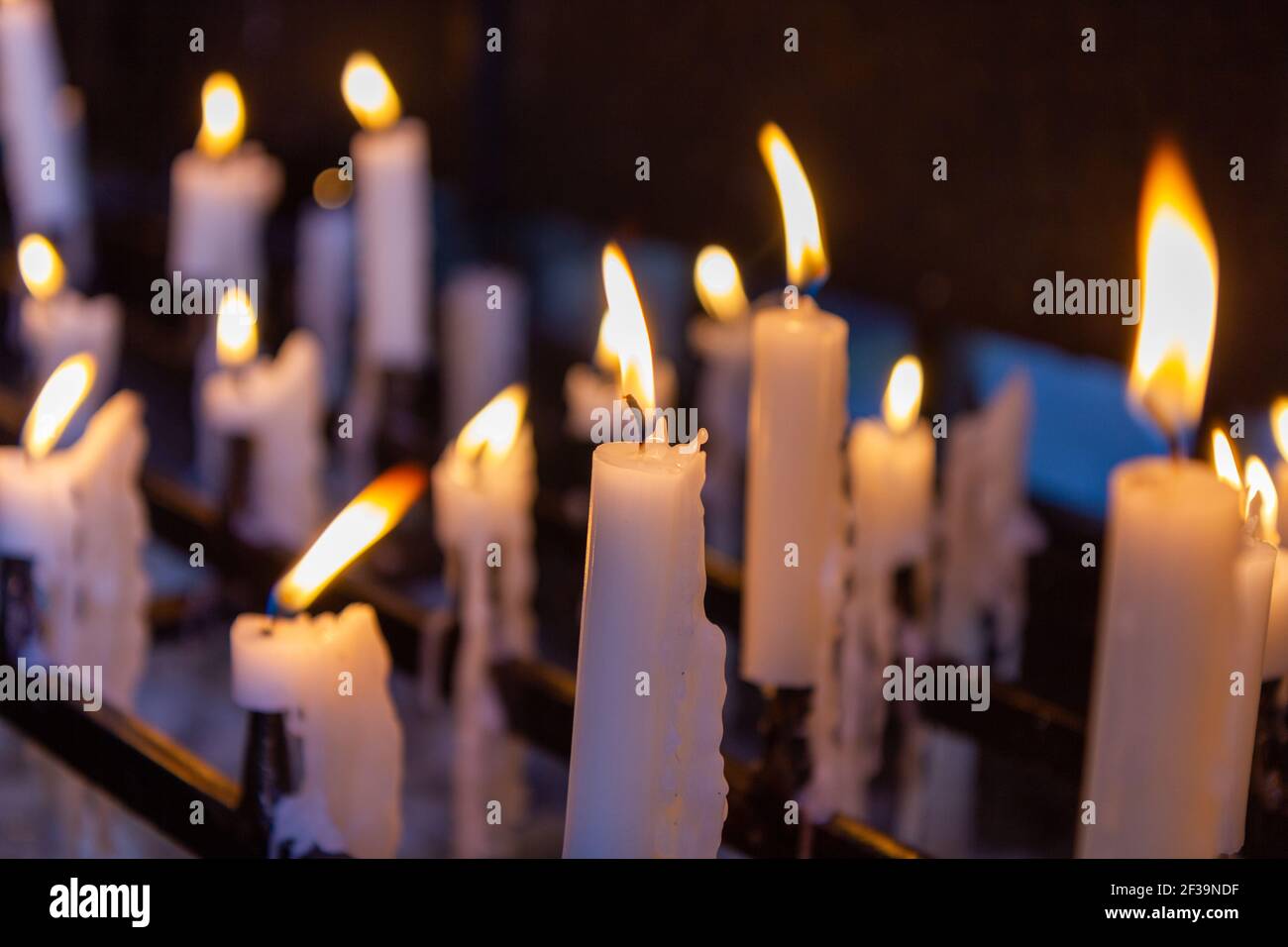 Kerzen in der Kirche Stockfoto
