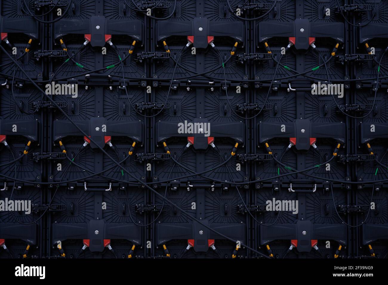 Großbildschirm Monitor Display Gruppe LED-Panels Rückseite Rückansicht Mit Kabelstecker mit vielen kleinen Abschnitten für Werbehintergrund Fernsehtechnik Stockfoto