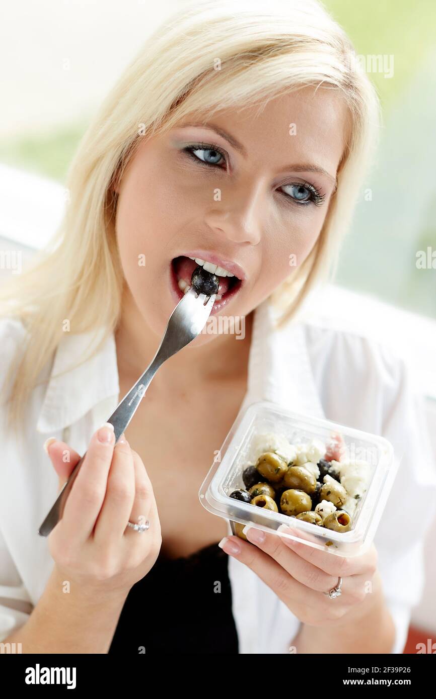 Frau essen Käse und Oliven Stockfoto