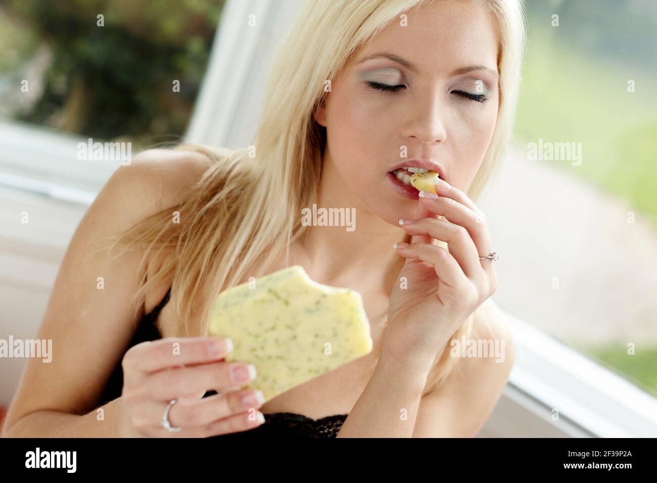 Frau, die Käse Essen Stockfoto