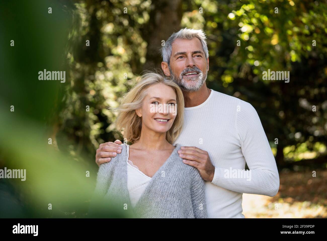 Glückliches reifes Paar im Hinterhof stehend Stockfoto