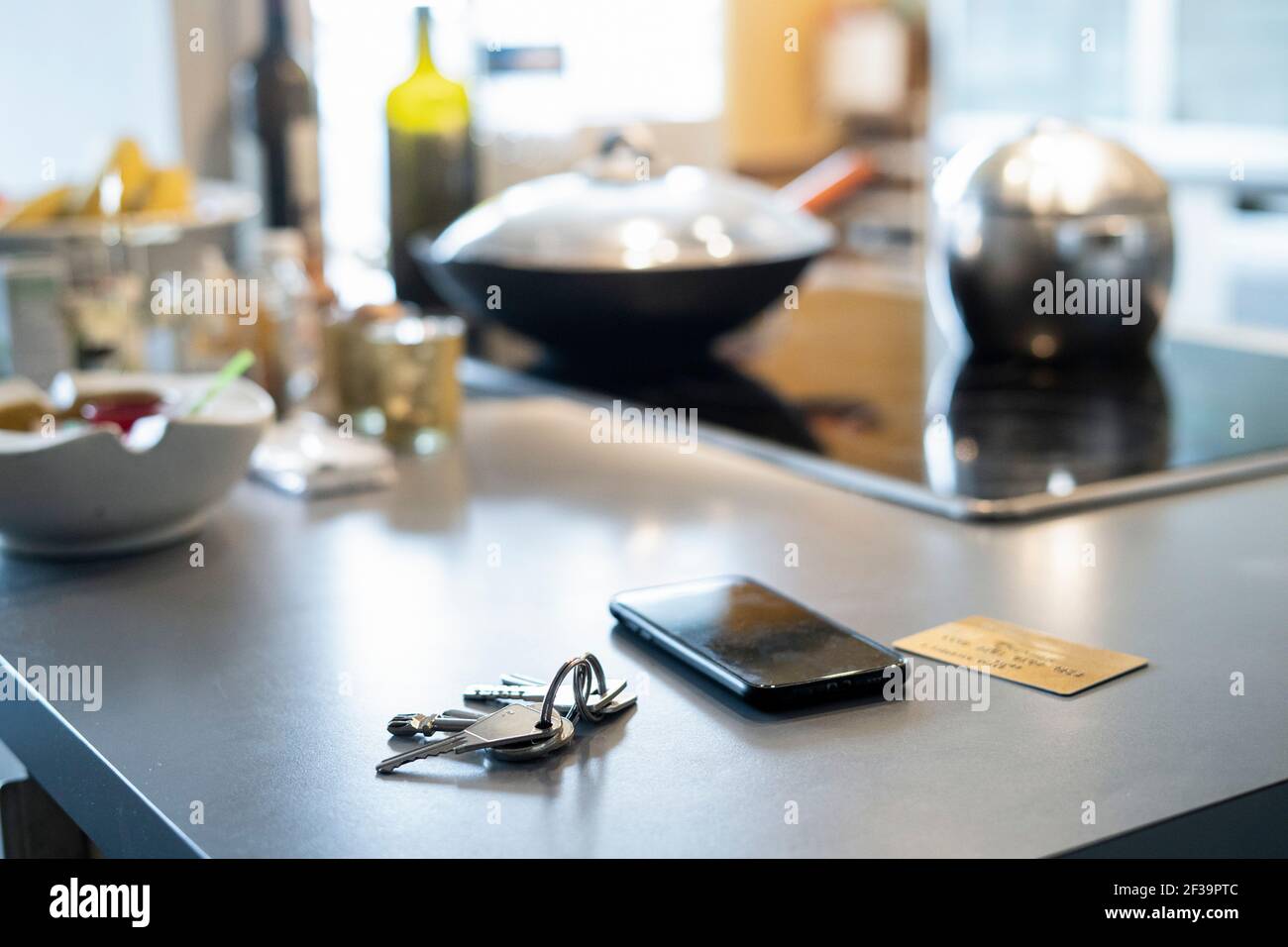 Nahaufnahme von Smartphone, Schlüssel und Kreditkarte auf der Küchenarbeitsfläche Stockfoto