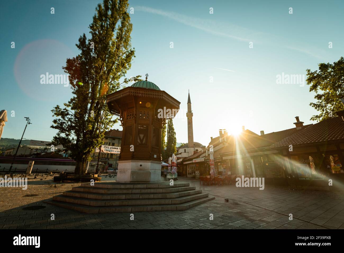 Low-Angle-Ansicht von Sebilj auf dem Bascarsija-Platz in Sarajevo Stockfoto Low-Angle-Ansicht von Sebilj auf dem Bascarsija-Platz in Sarajevo Stockfoto