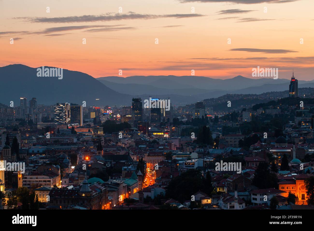 Blick auf die Stadtlandschaft von Sarajevo und die Bergkette Stockfoto