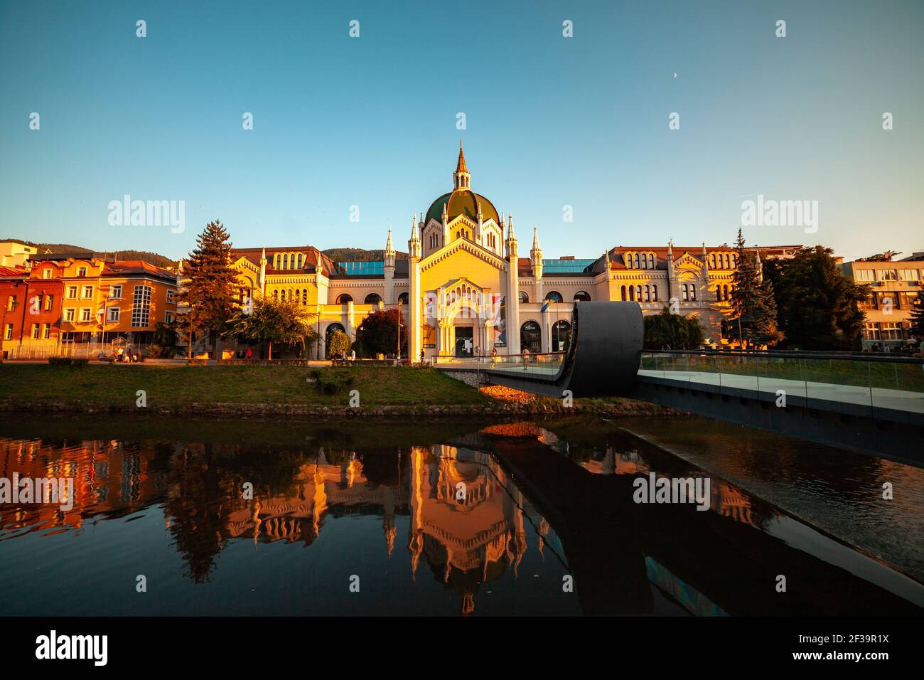 Reflexion der Akademie der Schönen Künste im Miljacka River, Sarajevo Stockfoto