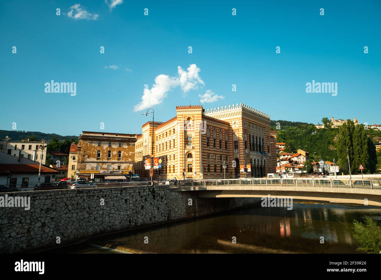 Außenansicht des Rathauses von Sarajevo und der Brücke gegen den Himmel Stockfoto