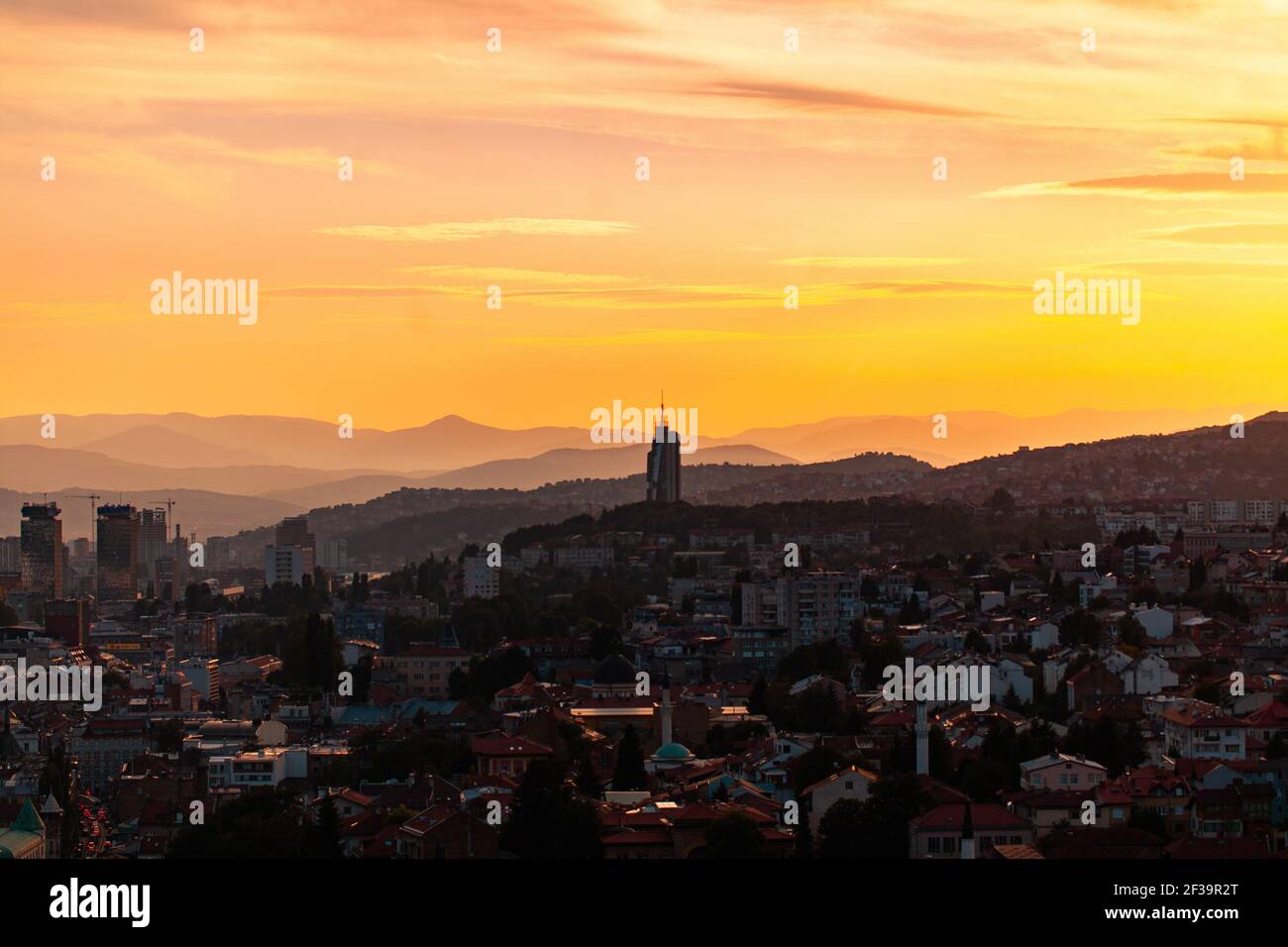 Blick auf die Stadtlandschaft von Sarajevo mit Bergen im Hintergrund Stockfoto