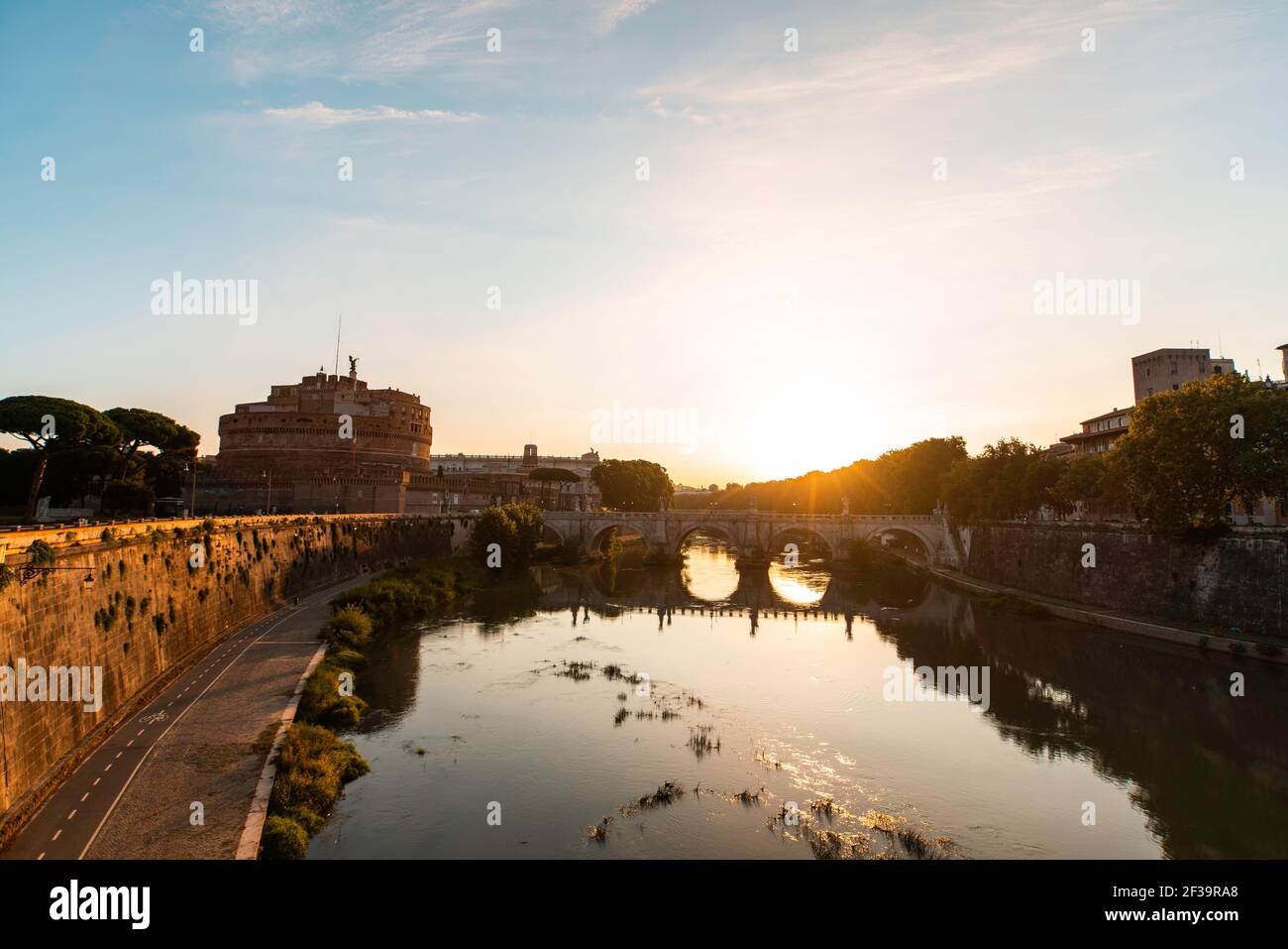 Blick auf die Brücke Ponte Sant'Angelo und die Engelsburg bei Sonnenuntergang, Rom Stockfoto Blick auf die Brücke Ponte Sant'Angelo und die Engelsburg bei Sonnenuntergang, Rom Stockfoto