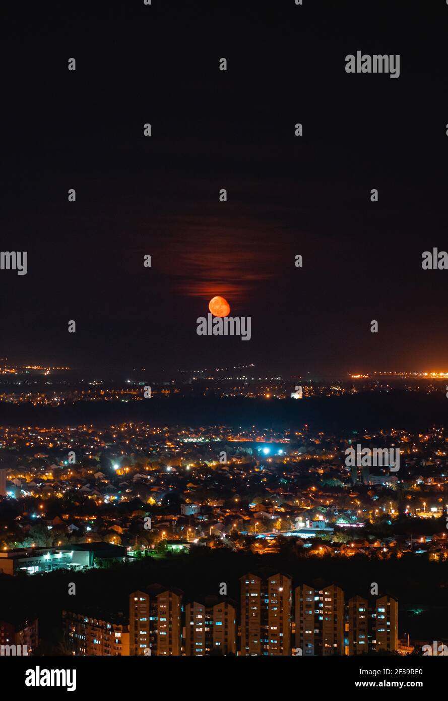 Blick auf die Stadt Skopje bei Nacht Stockfoto