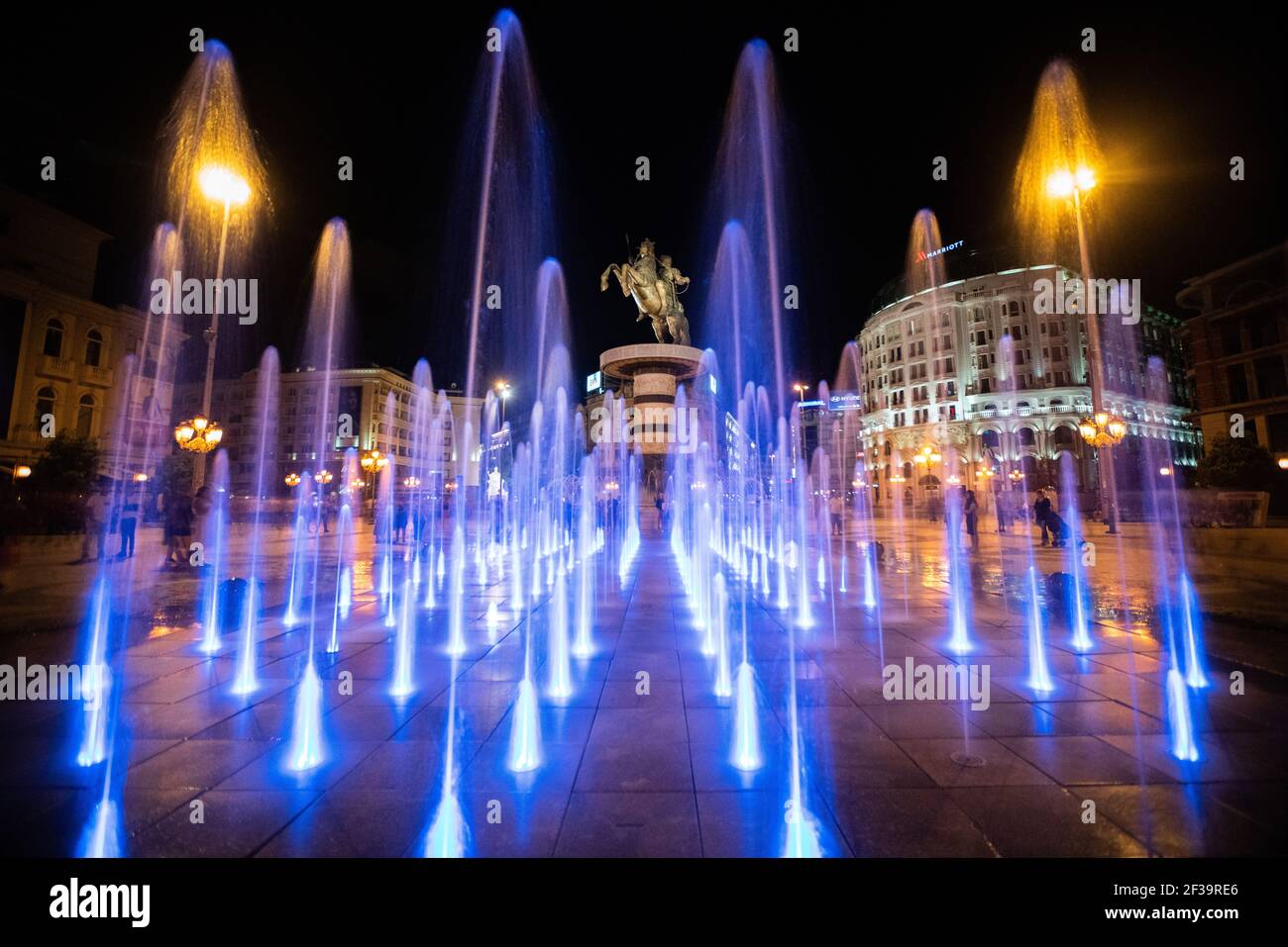 Blick auf die Statue des Kriegers auf dem Pferd und Alexander den Großen Brunnen bei Nacht, Skopje Stadt Stockfoto Blick auf die Statue des Kriegers auf dem Pferd und Alexander den Großen Brunnen bei Nacht, Skopje Stadt Stockfoto
