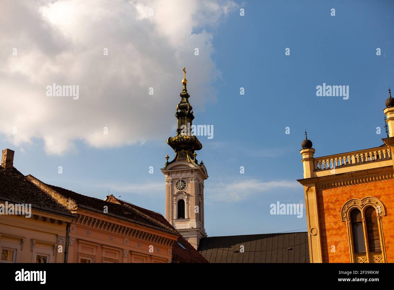 Außenansicht des Uhrturms der St. Georgs Kathedrale, Novi Sad Stadt Stockfoto Außenansicht des Uhrturms der St. Georgs Kathedrale, Novi Sad Stadt Stockfoto