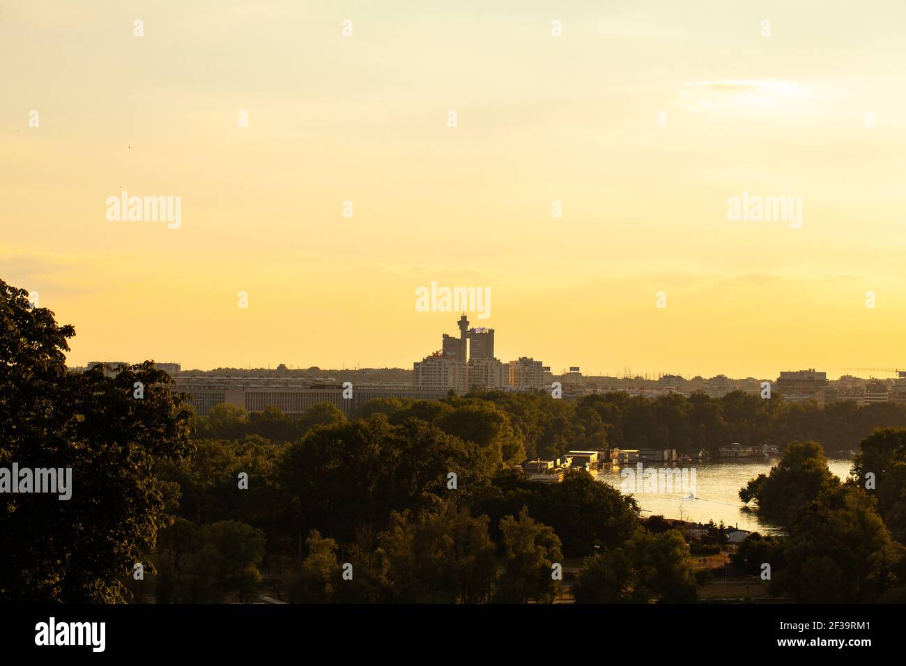 Blick auf den Fluss Sava und den Genex-Turm in Belgrad Stockfoto