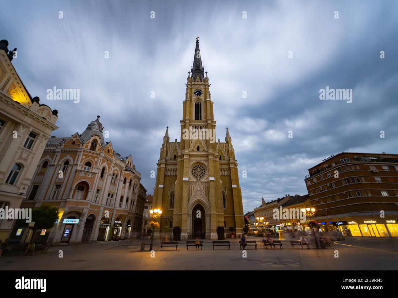 Niedriger Winkel Ansicht der römisch-katholischen Kirche des Namens Maria auf dem Platz der Freiheit, Novi Sad Stadt Stockfoto