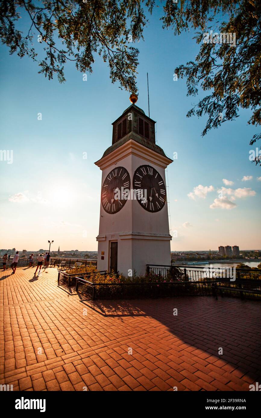 Niedriger Winkel Blick auf Petrovaradin Uhrenturm, Novi Sad Stadt Stockfoto