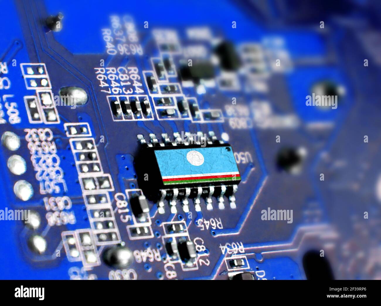 Platine mit integriertem Mikrochip und gezeigter Flagge der Republik Sakha. Das Konzept moderner Computertechnologien. Stockfoto