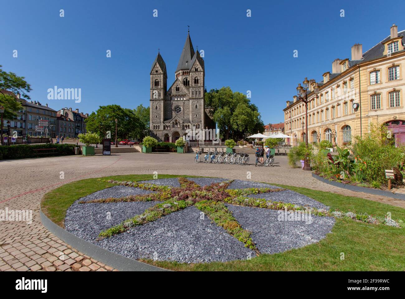 Metz (Nordostfrankreich): „Tempel Neuf“, evangelische Kirche auf dem „Place de la Comedie“-Platz und Fassaden von Gebäuden im Stadtzentrum Stockfoto