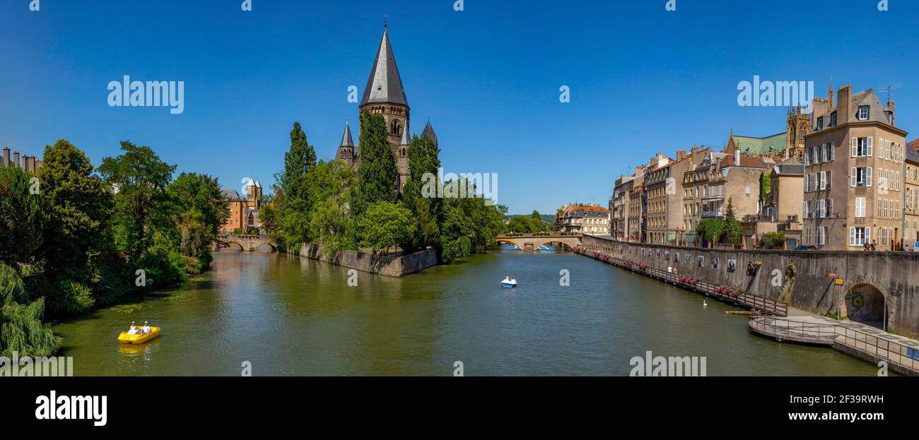 Metz (Nordostfrankreich): Gebäudefassaden entlang der Mosel und „Tempel Neuf“, evangelische Kirche im Stadtzentrum Stockfoto