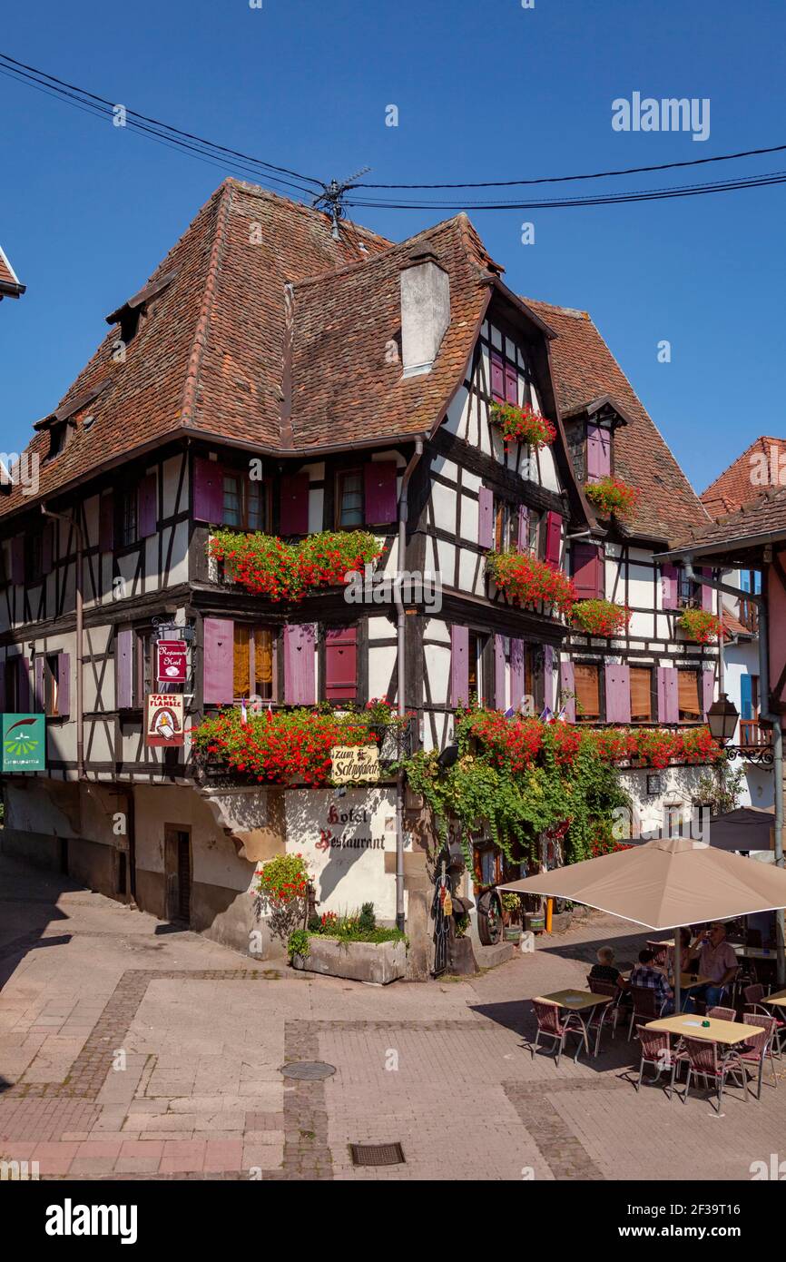 Obernai (Nordostfrankreich): Hotel und Restaurant zum Schnogaloch in einem alten Fachwerkhaus Stockfoto