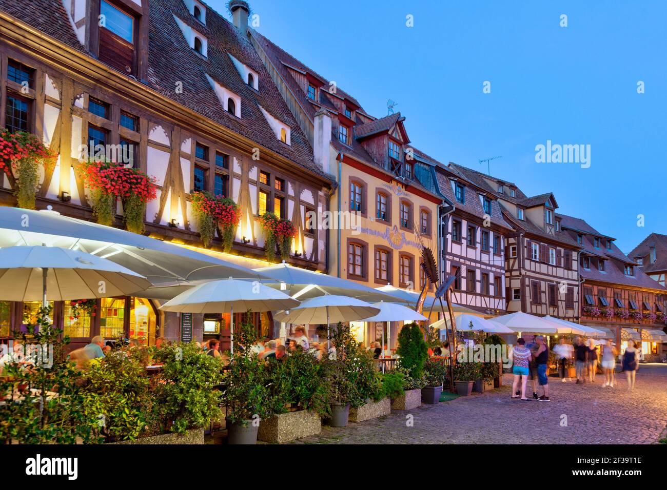 Obernai (Nordostfrankreich): Terrassen von Restaurants und Fassaden von Fachwerkhäusern am Abend Stockfoto