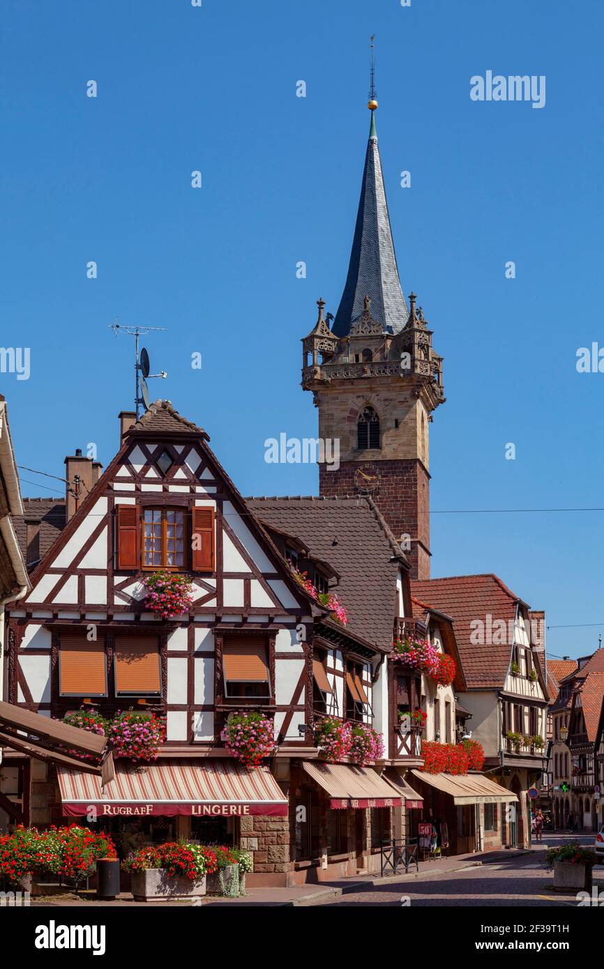 Obernai (Nordost-Frankreich): Fassade von traditionellen Häusern und dem Kappelturm Glockenturm, Glockenturm der alten Kapelle Kappelkirche Mad Stockfoto