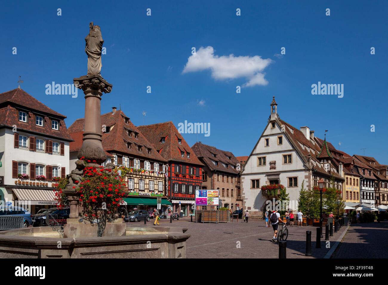Obernai (Nordostfrankreich): Brunnen Sainte-Odile im „Place du marche“ (Marktplatz) und Fassaden von traditionellen elsässischen Fachwerkhäusern Stockfoto