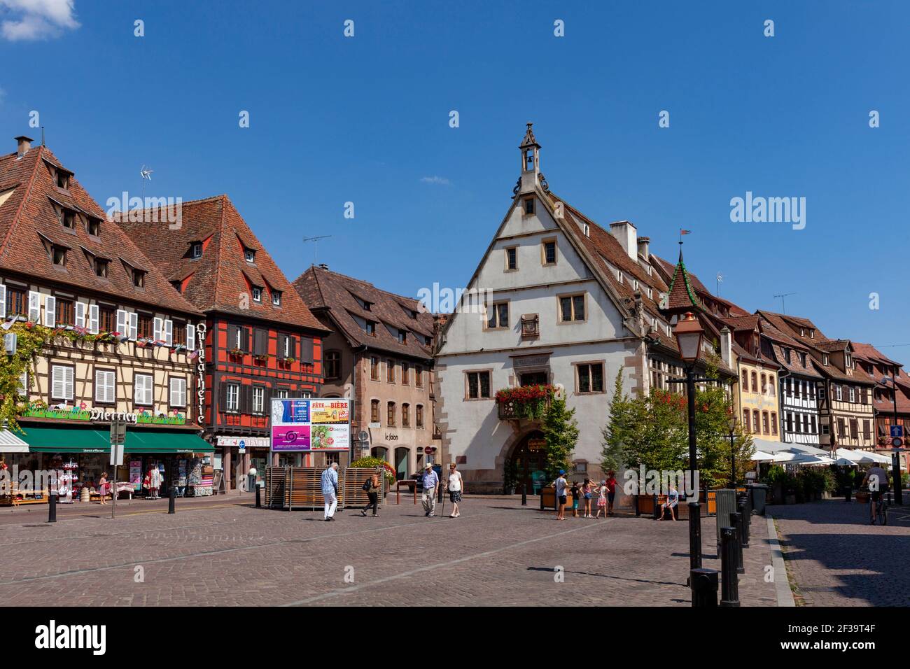 Obernai (Nordostfrankreich): „Place du marche“ (Marktplatz) und Fassaden von traditionellen elsässischen Fachwerkhäusern Stockfoto