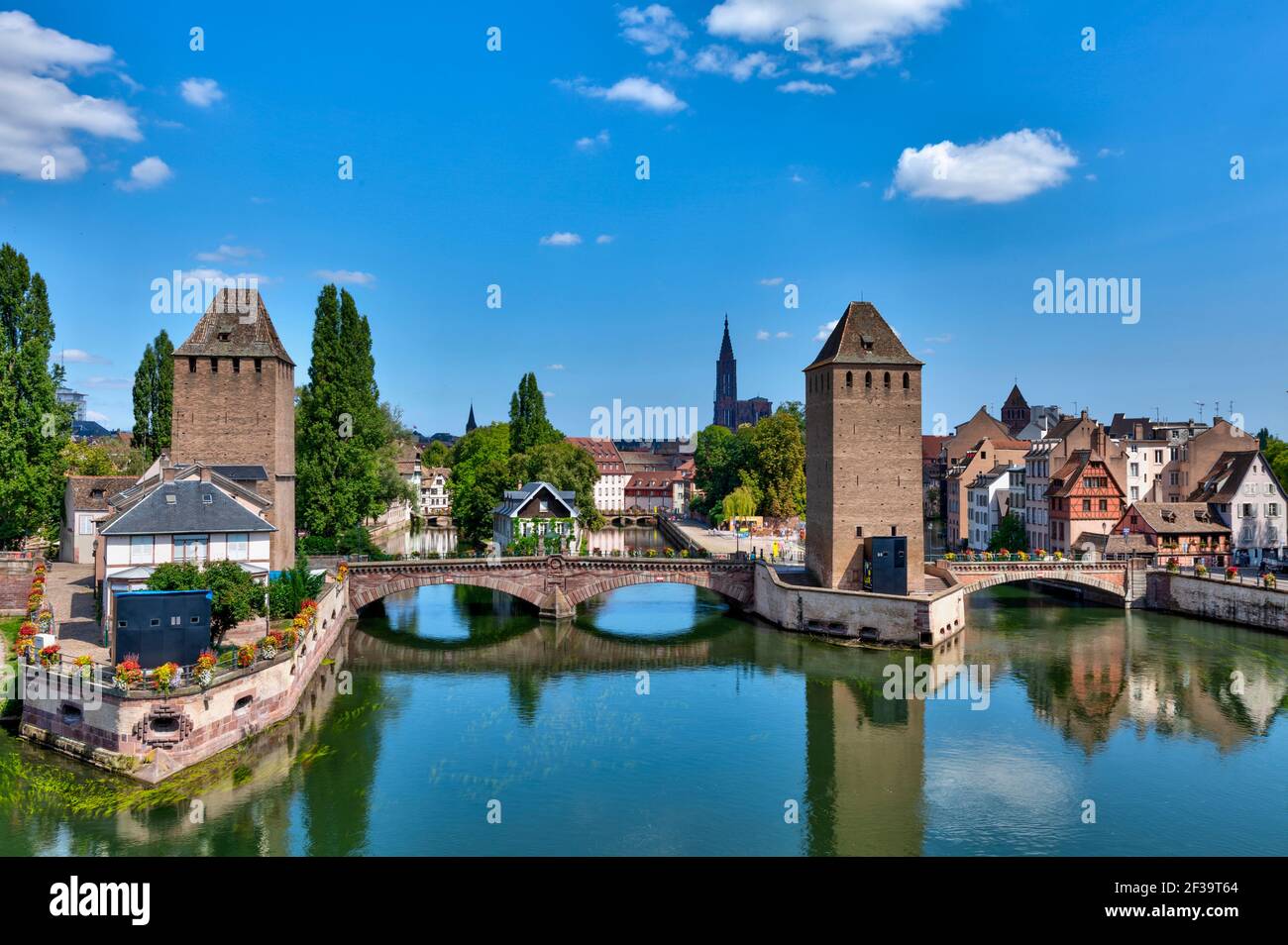 Straßburg (nord-östlichen Frankreich): Übersicht aus dem Vauban Staudamm des überdachten Brücken auf der Ill und die Wehrtürme in der Stockfoto