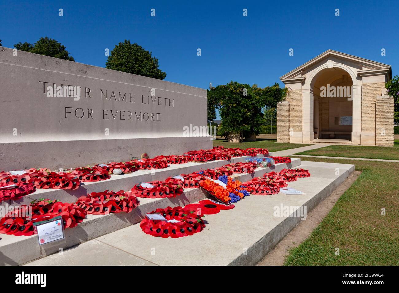 Bayeux (Normandie, Nordwestfrankreich): Der Bayeux-Kriegsfriedhof, der größte Commonwealth-Friedhof des Zweiten Weltkriegs in Frankreich. Stelen von Briti Stockfoto