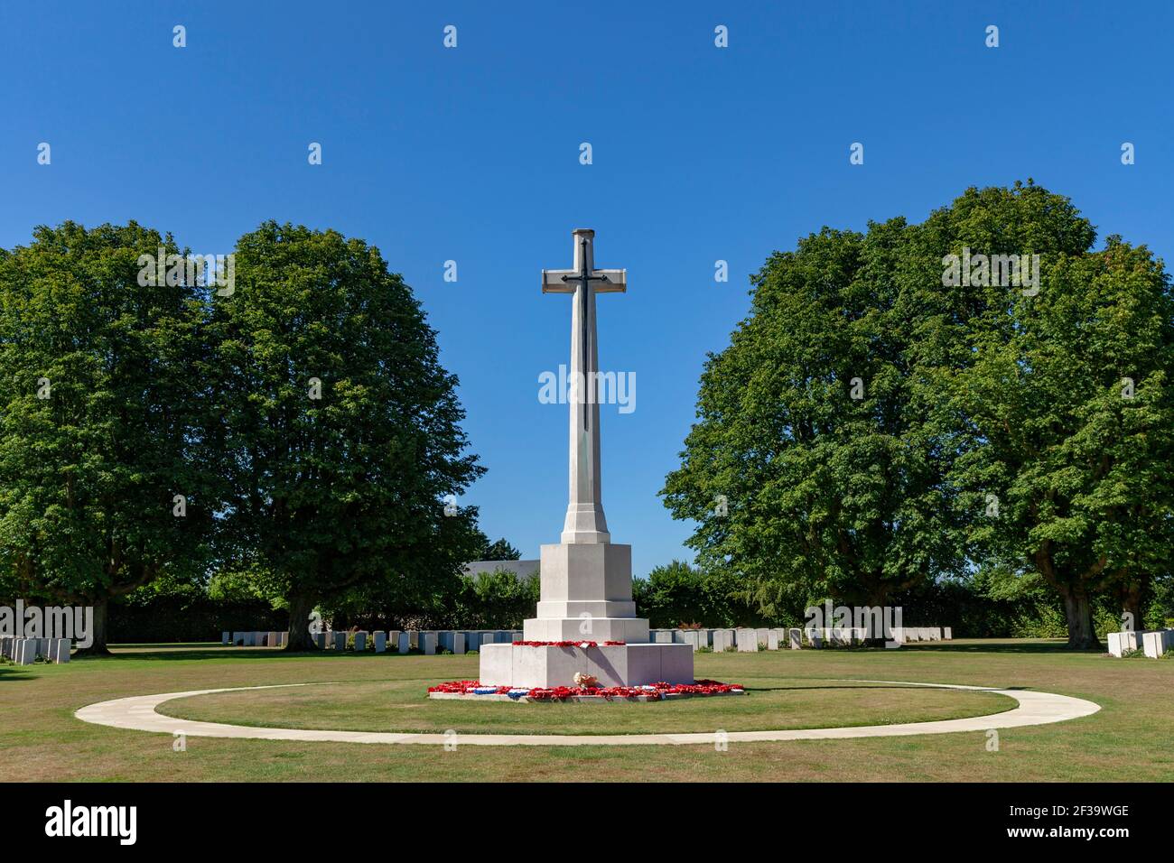 Bayeux (Normandie, Nordwestfrankreich): Der Bayeux-Kriegsfriedhof, der größte Commonwealth-Friedhof des Zweiten Weltkriegs in Frankreich. Stelen von Briti Stockfoto