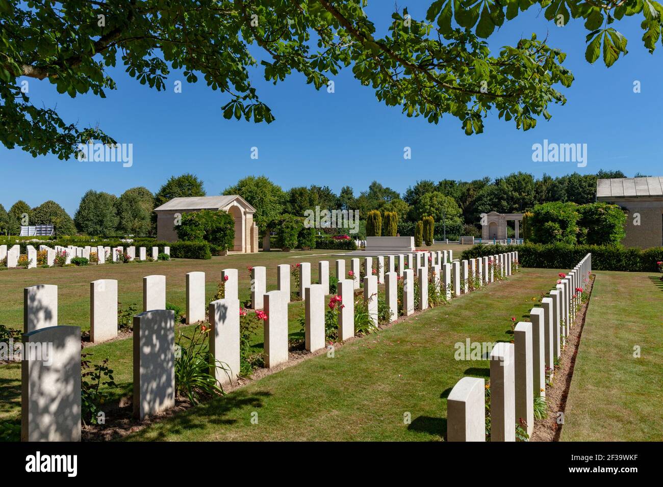 Bayeux (Normandie, Nordwestfrankreich): Der Bayeux-Kriegsfriedhof, der größte Commonwealth-Friedhof des Zweiten Weltkriegs in Frankreich. Stelen von Briti Stockfoto