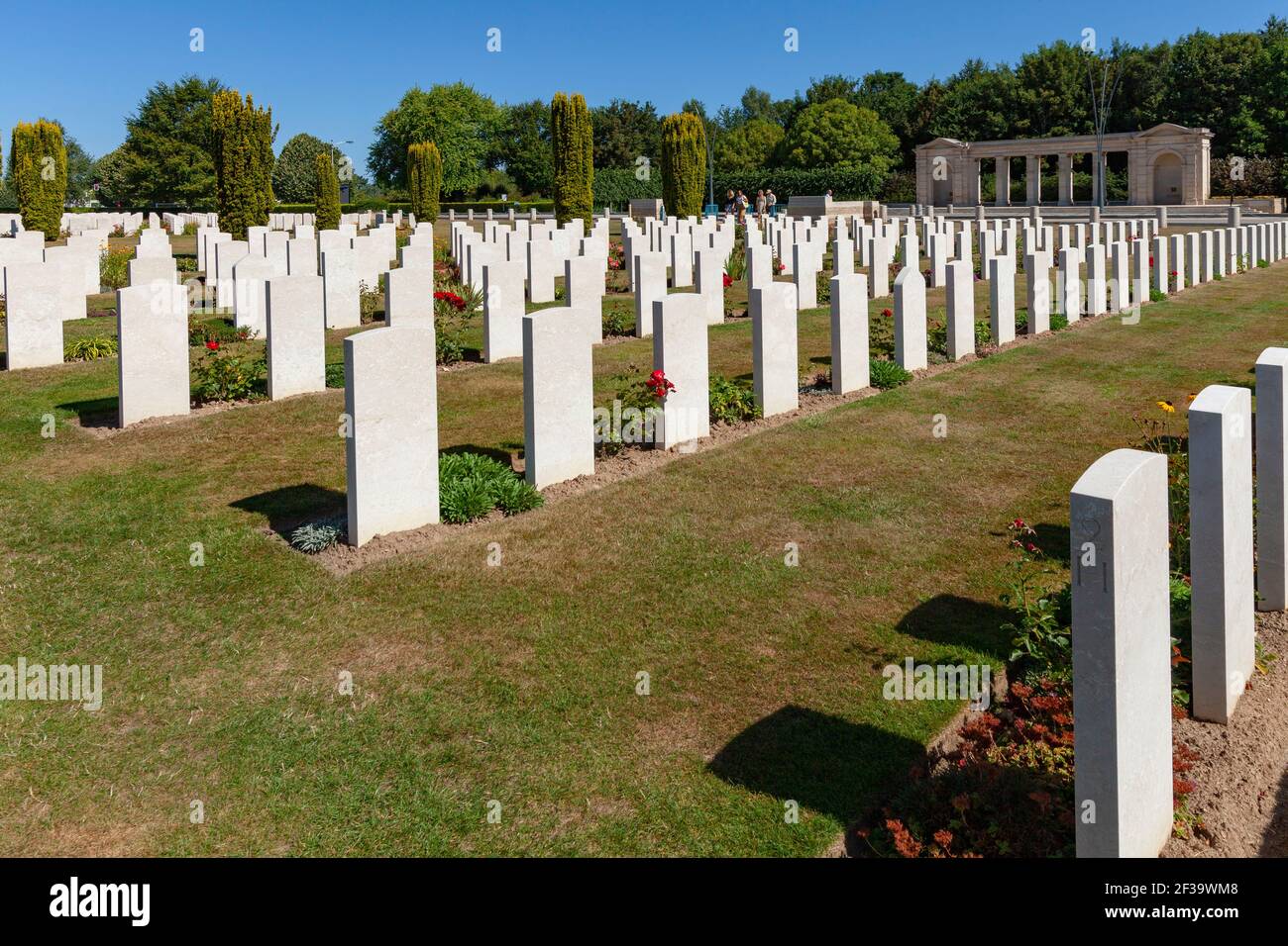 Bayeux (Normandie, Nordwestfrankreich): Der Bayeux-Kriegsfriedhof, der größte Commonwealth-Friedhof des Zweiten Weltkriegs in Frankreich. Stelen von Briti Stockfoto