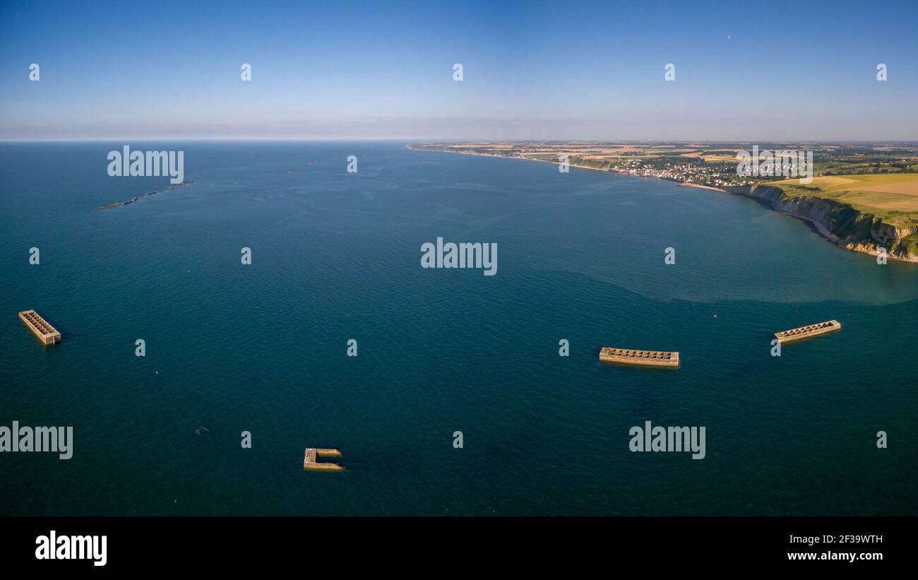 Arromanches (Normandie, Nordwestfrankreich): Überreste des künstlichen Hafens Mulberry B, temporärer tragbarer Hafen entwickelte sich während der zweiten WOR Stockfoto