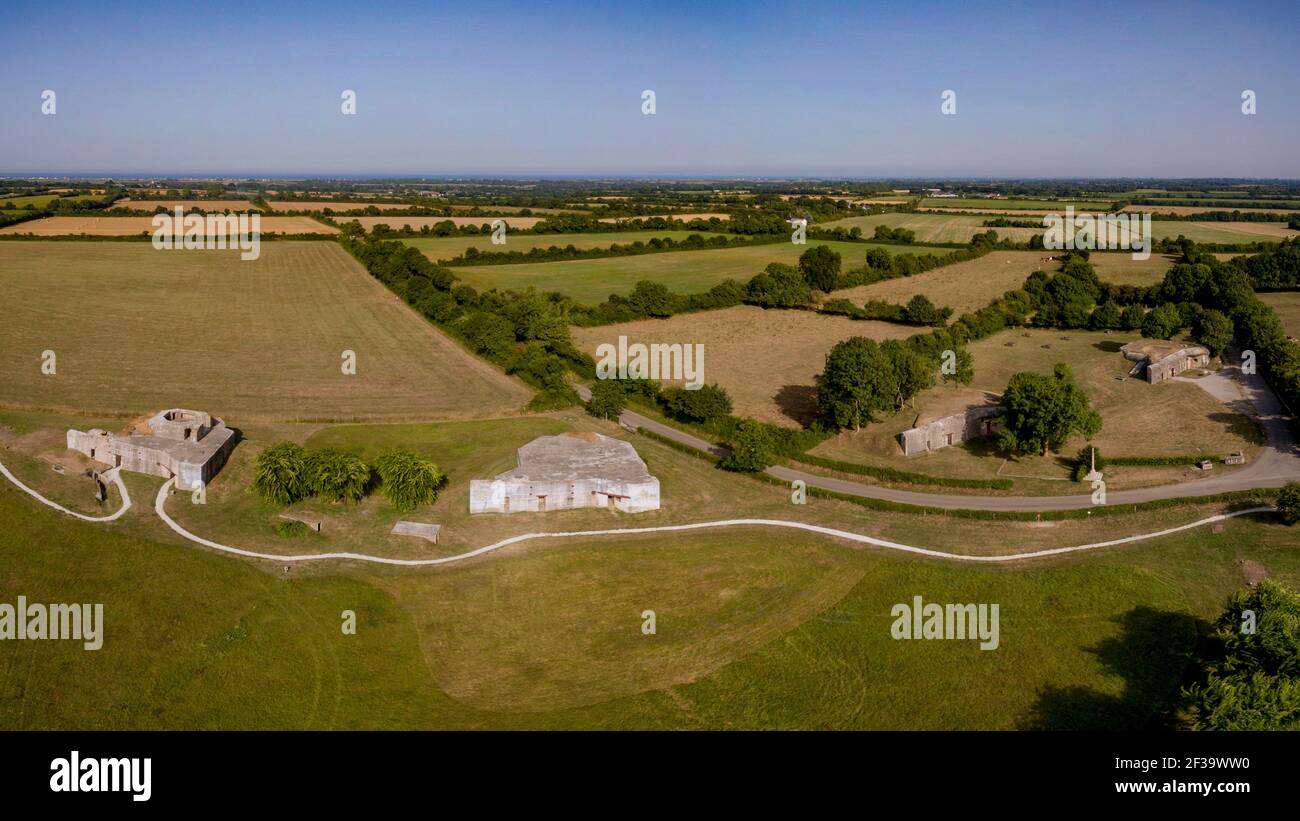 Azeville (Normandie, Nordwestfrankreich): Luftaufnahme der deutschen Batterie und Bunker, Reste der Atlantikmauer. (Nicht verfügbar für Postkarte PR Stockfoto