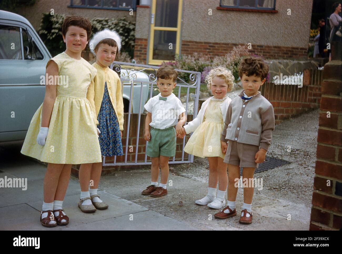 Jungen Kleider Stockfotos und -bilder Kaufen - Alamy