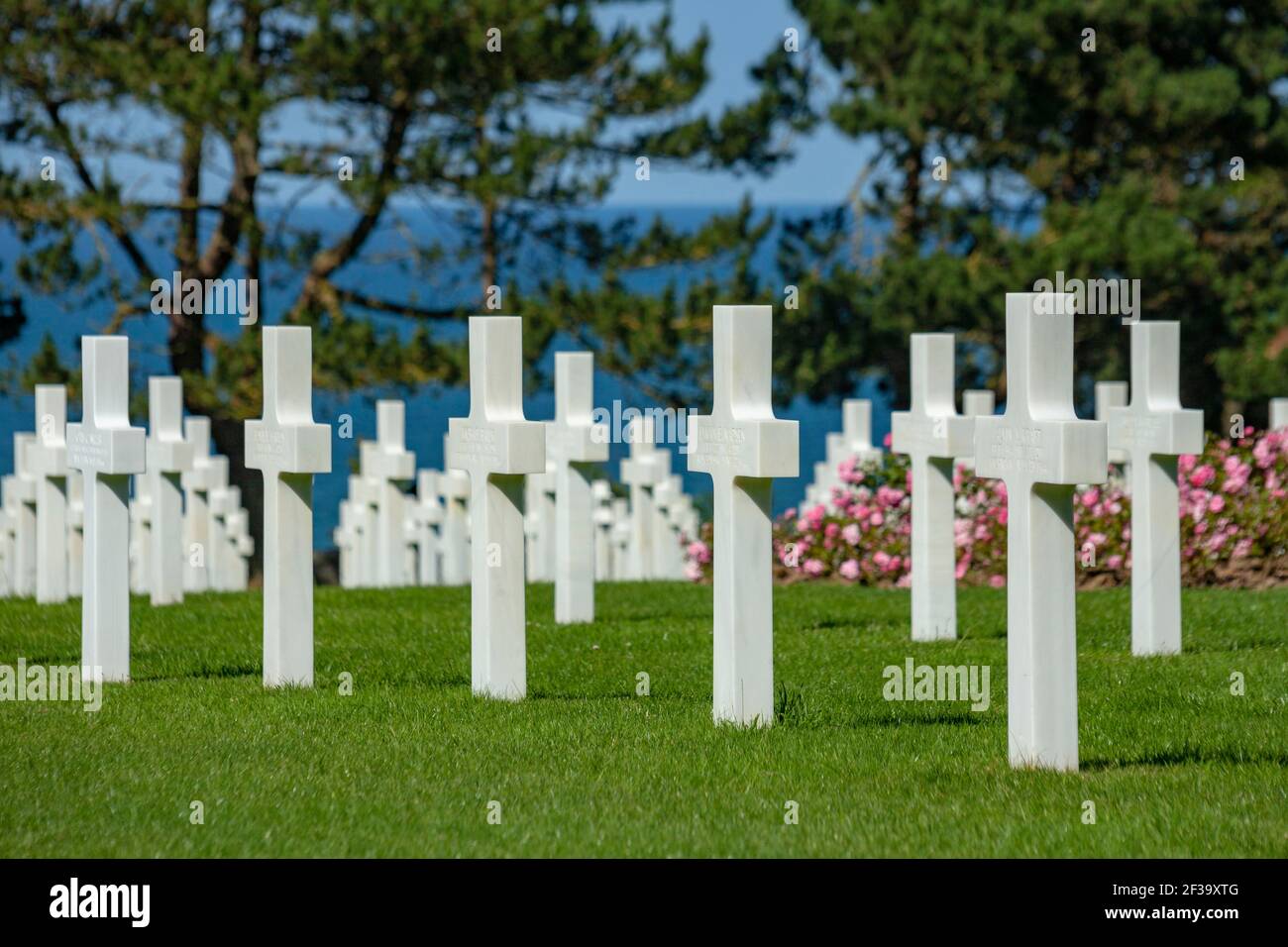 Der amerikanische Friedhof und das Denkmal der Normandie in Colleville-sur-Mer überhängender Omaha Beach, einer der fünf Landegebiete der Invasion der Normandie. (Nein Stockfoto