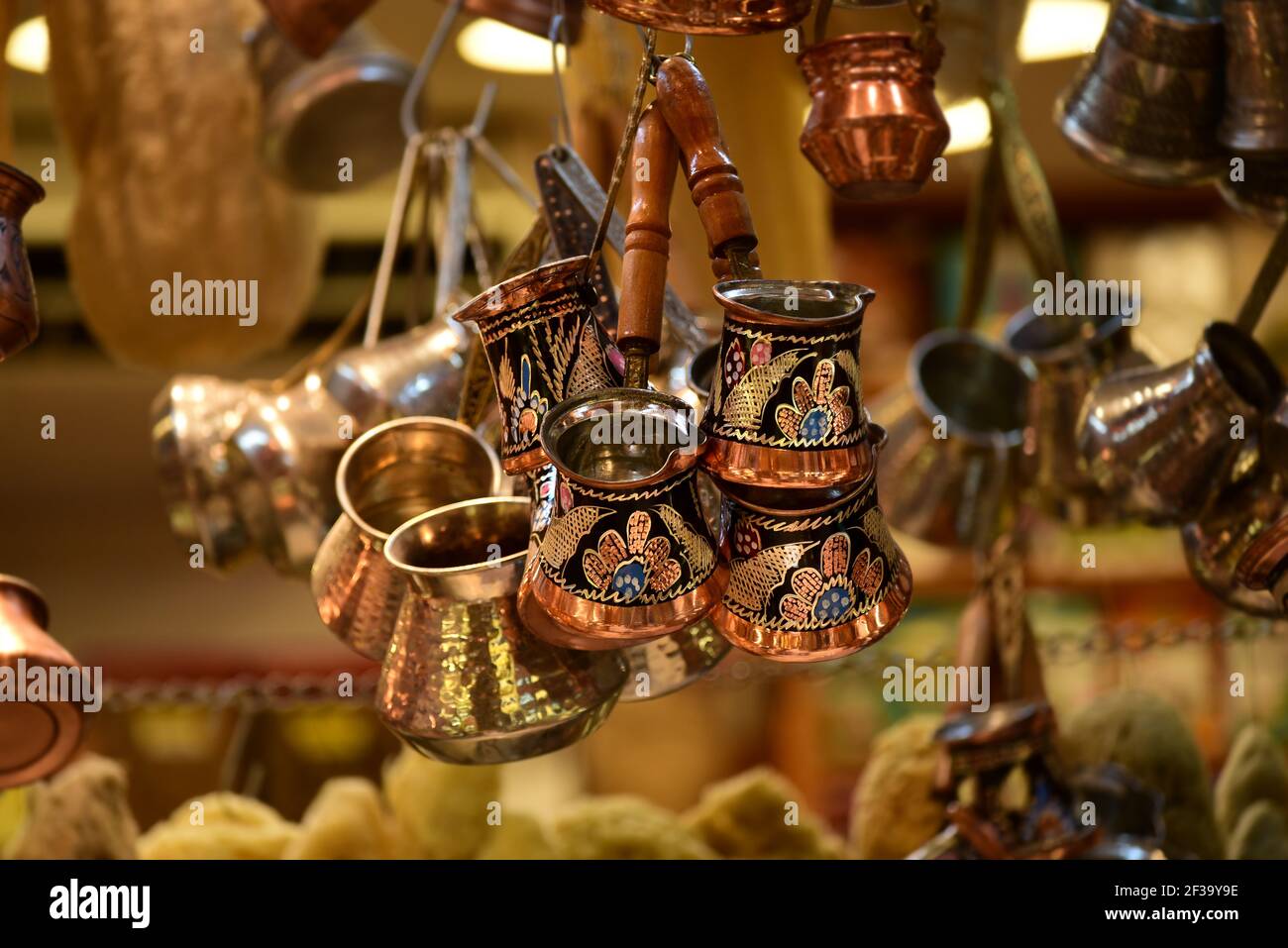 Traditionelle kupfertürkische Kaffeekannen wunderschön dekoriert. Istanbul, Türkei Stockfoto