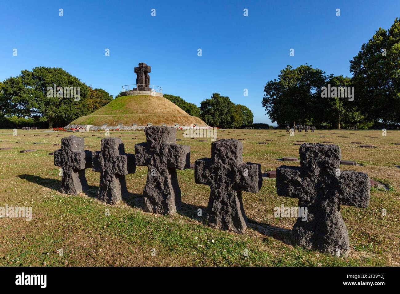 La Cambe (Normandie, Frankreich): Deutscher Soldatenfriedhof, die Häuser mehr als 21000 Stelen der deutschen Soldaten, die während der Schlacht von Keine gestorben Stockfoto