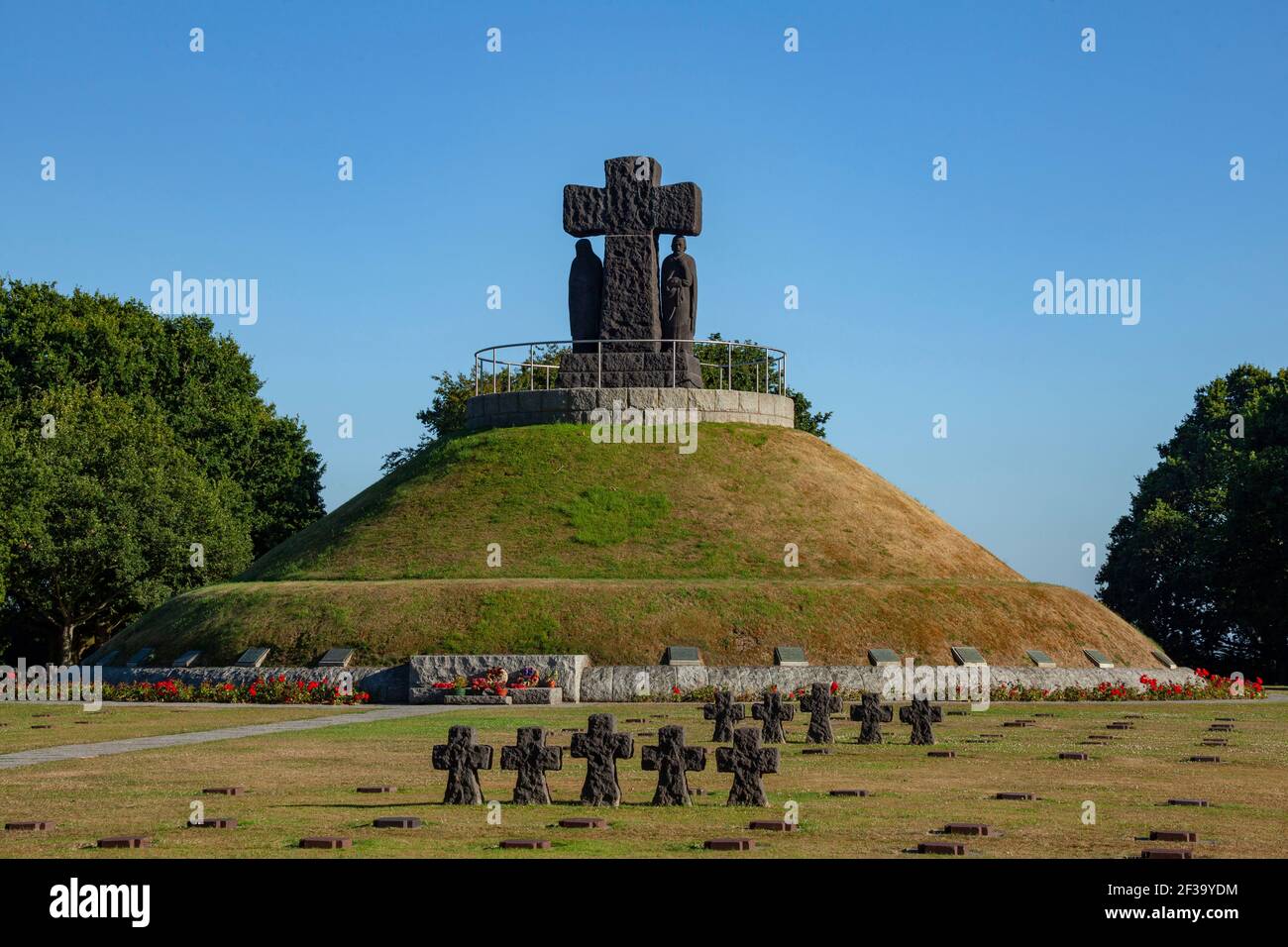 La Cambe (Normandie, Frankreich): Deutscher Soldatenfriedhof, die Häuser mehr als 21000 Stelen der deutschen Soldaten, die während der Schlacht von Keine gestorben Stockfoto