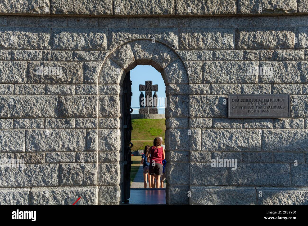 La Cambe (Normandie, Frankreich): Deutscher Soldatenfriedhof, die Häuser mehr als 21000 Stelen der deutschen Soldaten, die während der Schlacht von Keine gestorben Stockfoto