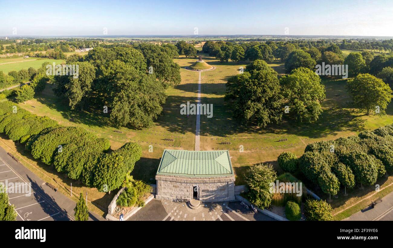 La Cambe (Normandie, Nordwestfrankreich): Luftaufnahme des deutschen Kriegsfriedhofs, auf dem mehr als 21000 Stelen deutscher Soldaten, die während des Krieges ums Leben kamen, untergebracht sind Stockfoto