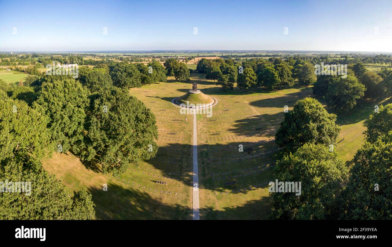 La Cambe (Normandie, Nordwestfrankreich): Luftaufnahme des deutschen Kriegsfriedhofs, auf dem mehr als 21000 Stelen deutscher Soldaten, die während des Krieges ums Leben kamen, untergebracht sind Stockfoto