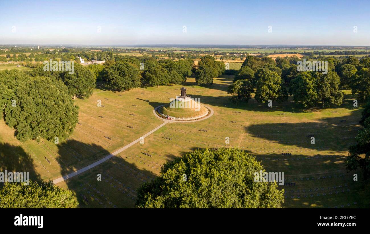 La Cambe (Normandie, Nordwestfrankreich): Luftaufnahme des deutschen Kriegsfriedhofs, auf dem mehr als 21000 Stelen deutscher Soldaten, die während des Krieges ums Leben kamen, untergebracht sind Stockfoto