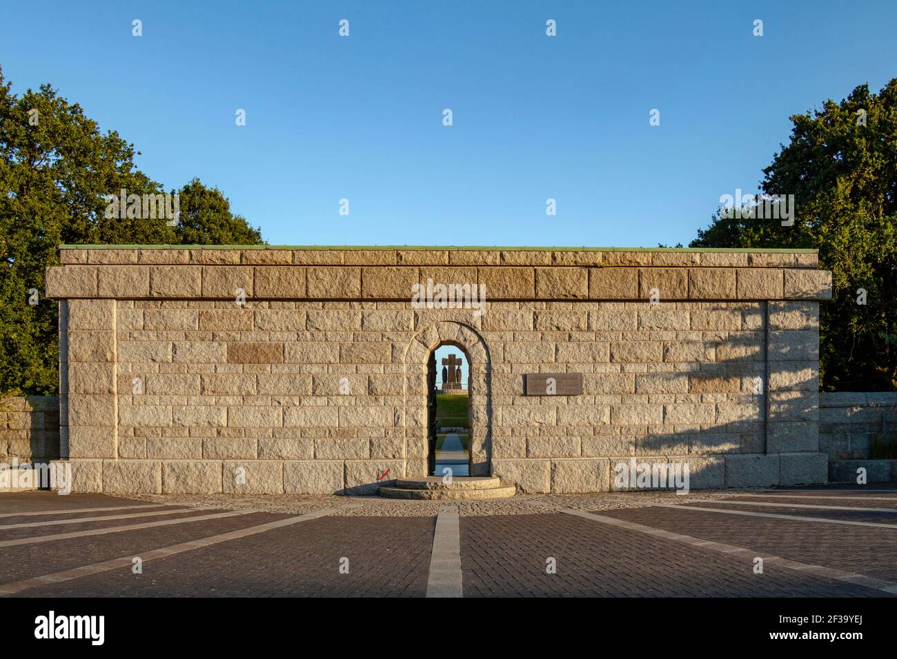 La Cambe (Normandie, Frankreich): Deutscher Soldatenfriedhof, die Häuser mehr als 21000 Stelen der deutschen Soldaten, die während der Schlacht von Keine gestorben Stockfoto