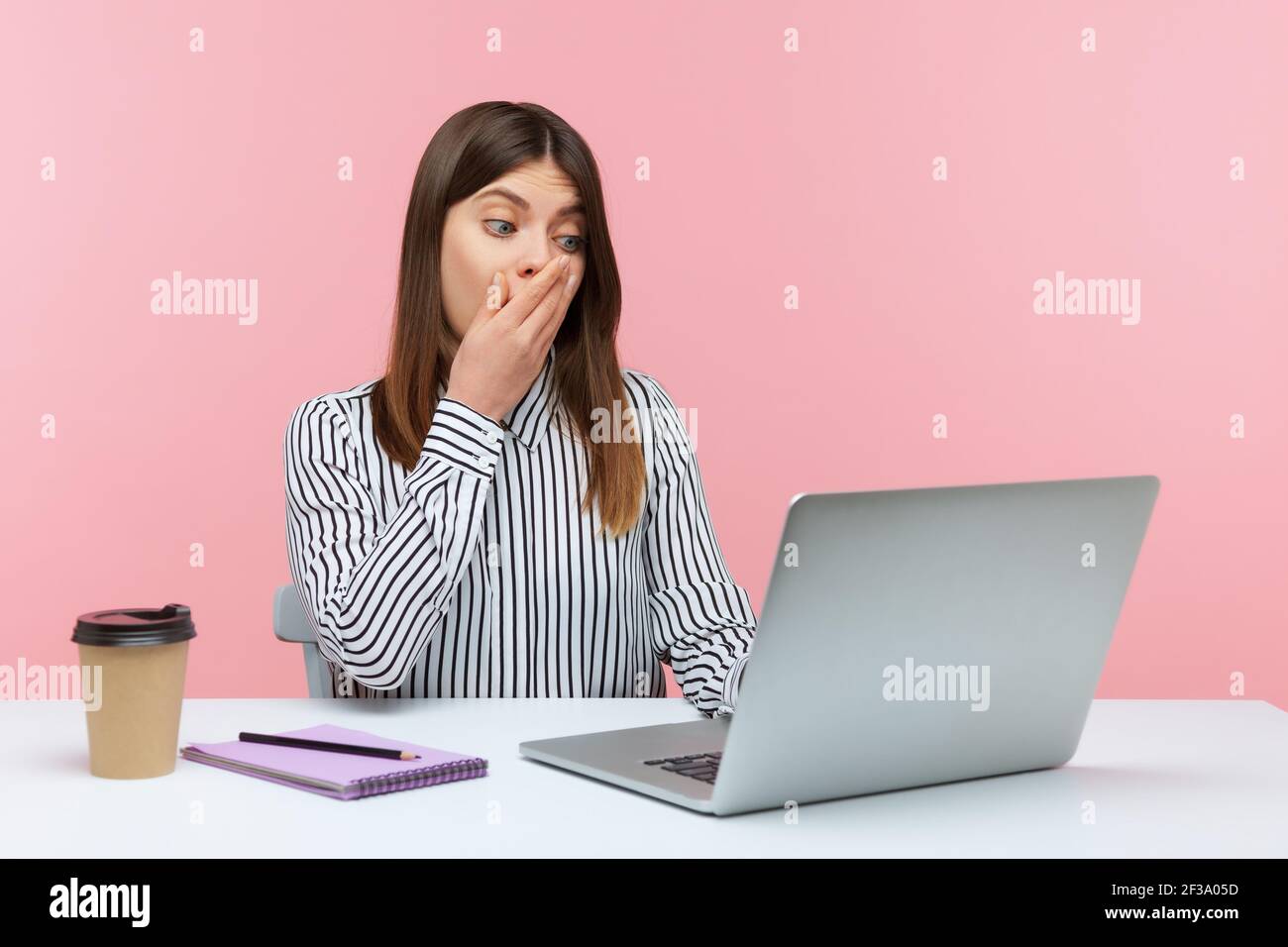 Schockierte Frau Büroangestellte, die Mund bei Videoanruf kommunizieren, Laptop-Bildschirm mit erschreckendem Ausdruck betrachten, fand beängstigendes Geheimnis. Innen Stockfoto