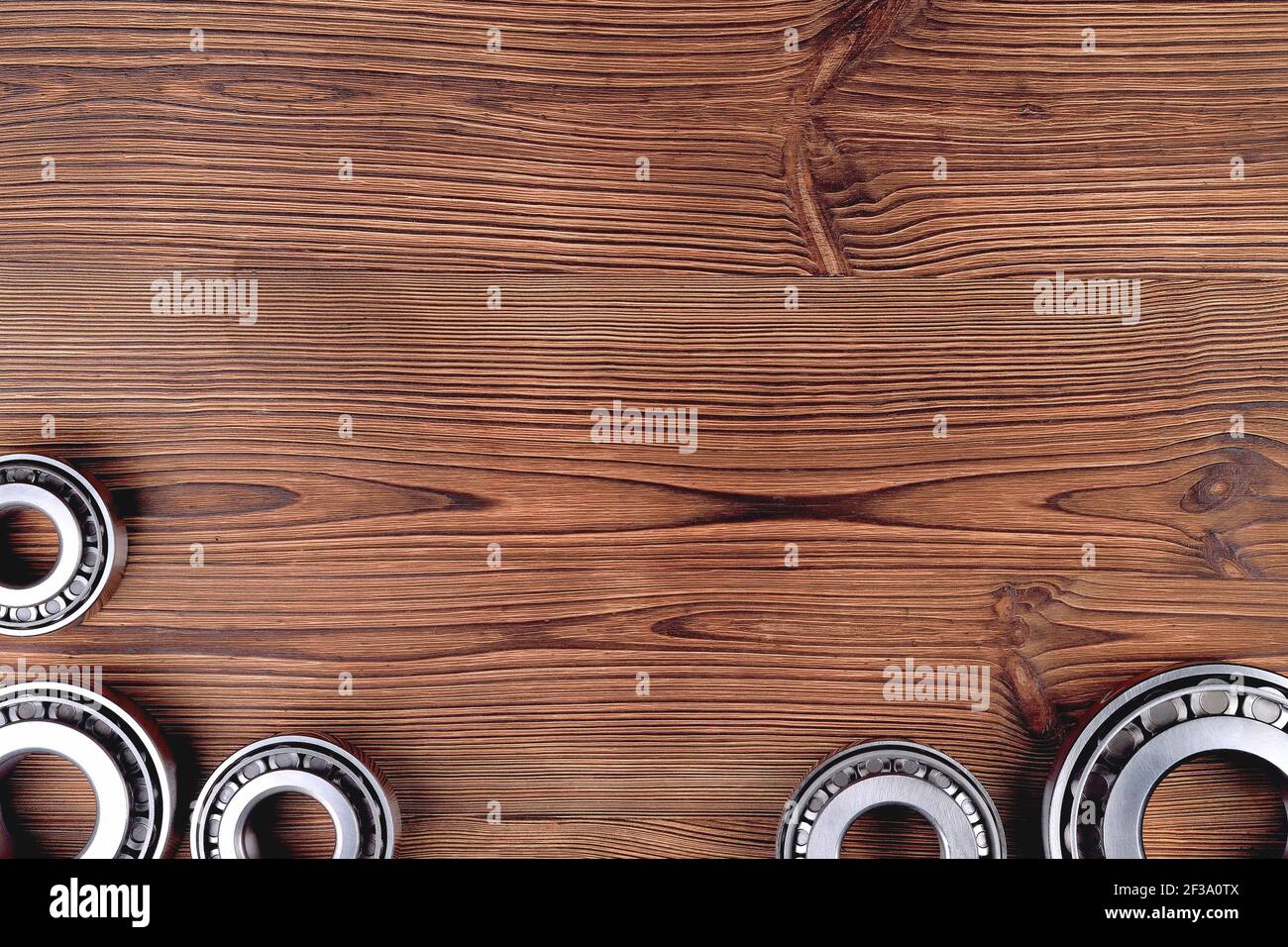 Rollenlager auf einem natürlichen Holzhintergrund, leer für Kreativität, Nahaufnahme Kopierraum Stockfoto