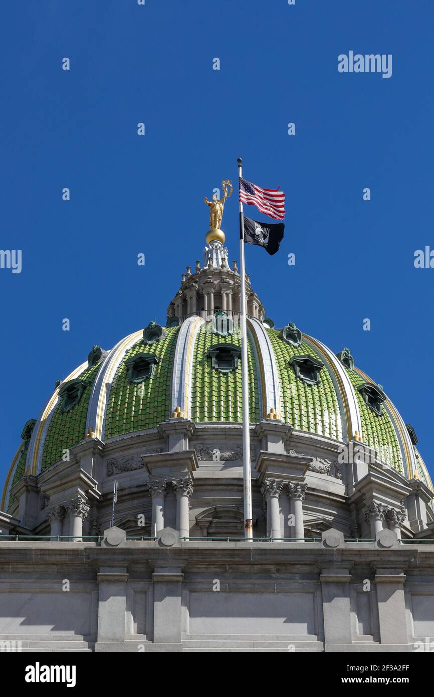 Harrisburg, Usa. März 2021, 15th. Die Kuppel des Pennsylvania State Capitol wird während einer Pressekonferenz der Poor People's Campaign gesehen.die Pennsylvania Poor People's Campaign kündigte 14 nationale politische Prioritäten und neun spezifische Prioritäten für Pennsylvania an. Kredit: SOPA Images Limited/Alamy Live Nachrichten Stockfoto