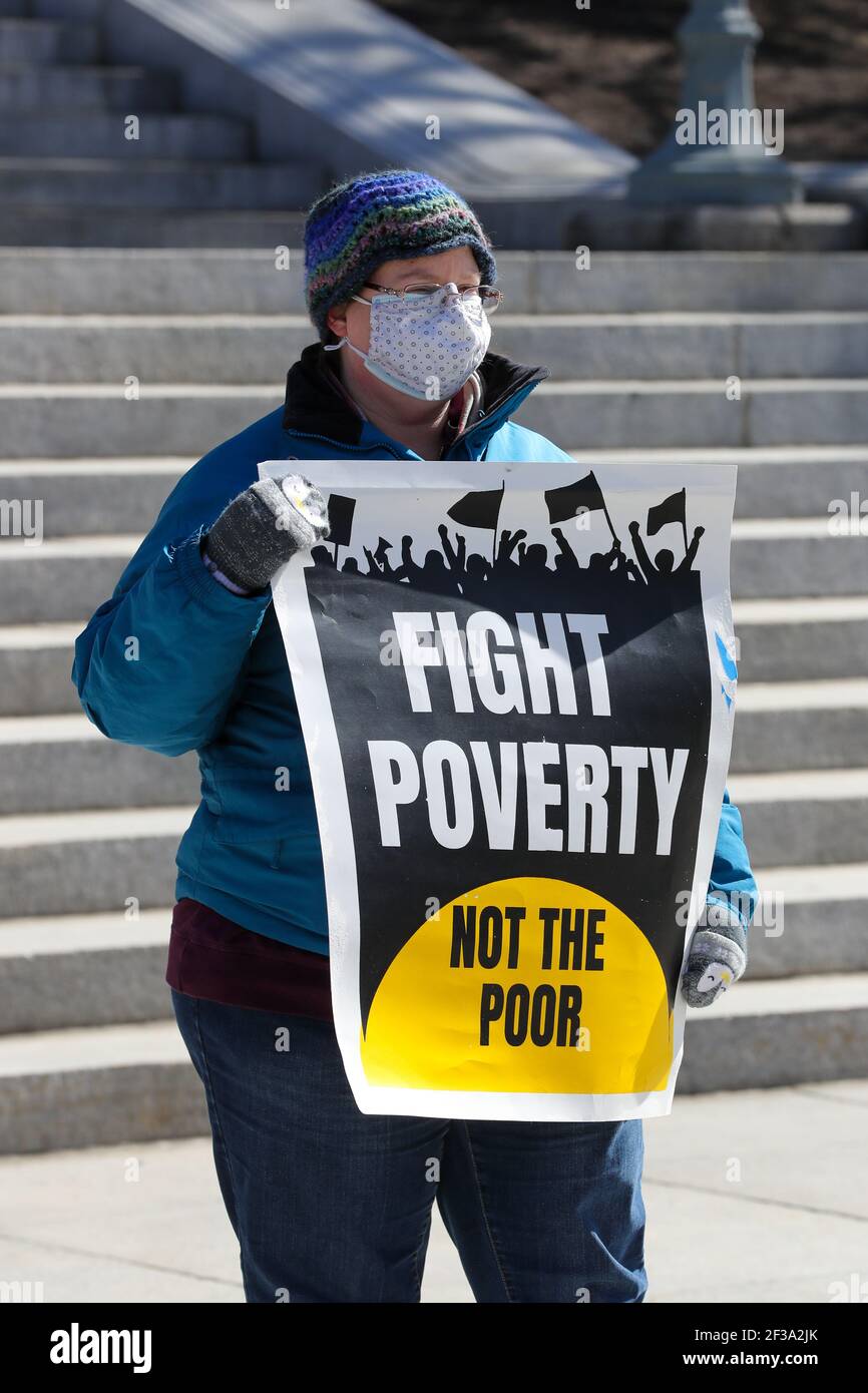 Harrisburg, Usa. März 2021, 15th. Eine Frau hält ein Plakat im Pennsylvania State Capitol während einer Pressekonferenz der Kampagne der Armen.die Kampagne der Armen in Pennsylvania kündigte 14 nationale politische Prioritäten und neun spezifische Prioritäten für Pennsylvania an. Kredit: SOPA Images Limited/Alamy Live Nachrichten Stockfoto