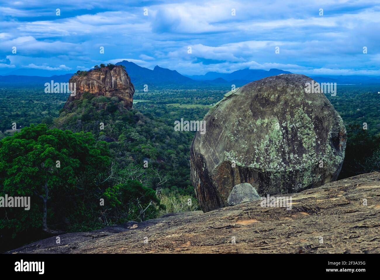 sigiriya, Löwenfelsen, alte Festung in sri lanka bei Nacht Stockfoto
